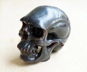画像1: 天然琥珀スカル置物 ドクロ 丸ごと手彫り 頭蓋骨