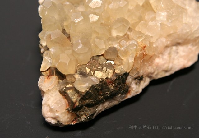 方解石 と 黄鉄鉱 (Calcite with Pyrite)