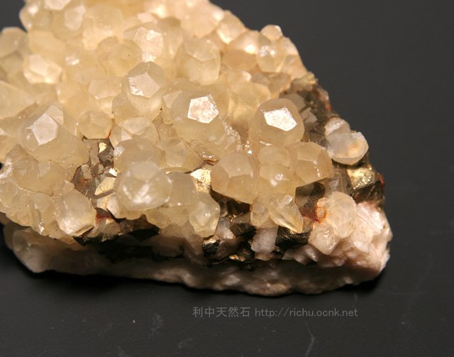方解石 と 黄鉄鉱 (Calcite with Pyrite)
