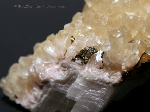 方解石 と 黄鉄鉱 (Calcite with Pyrite) 